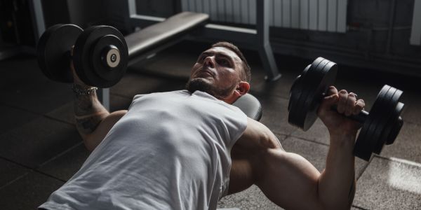 Kako povećati prsa pomoću osnovnih vježbi